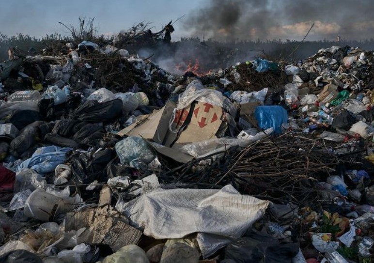 Тонни сміття: прифронтові села Херсонщини потопають у відходах – із проблемою борються українські військові